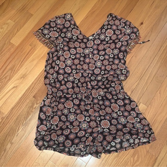 LOFT NWOT❗️Beach Floral Fringe Cuff Romper Size Large New - Picture 2 of 8